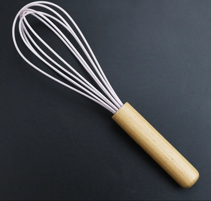 Fouet de Cuisine Ballon en Silicone avec Manche en Bois, idéal pour mélanger et fouetter facilement.