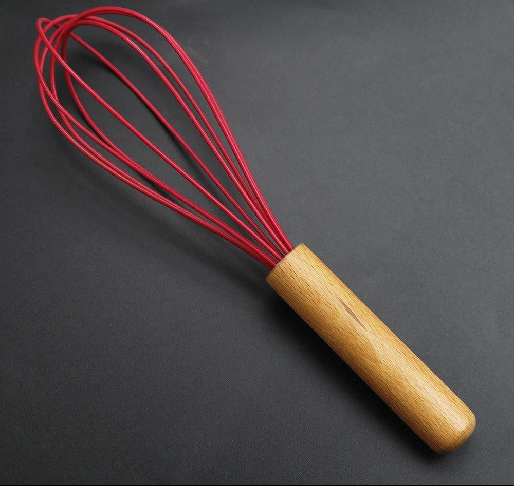 Fouet de Cuisine Ballon en Silicone avec Manche en Bois de couleur rouge idéal pour mélanger facilement.