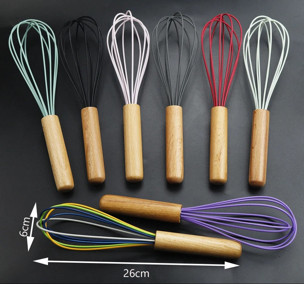 Fouet de Cuisine Ballon en Silicone avec Manche en Bois de différentes couleurs pour la pâtisserie