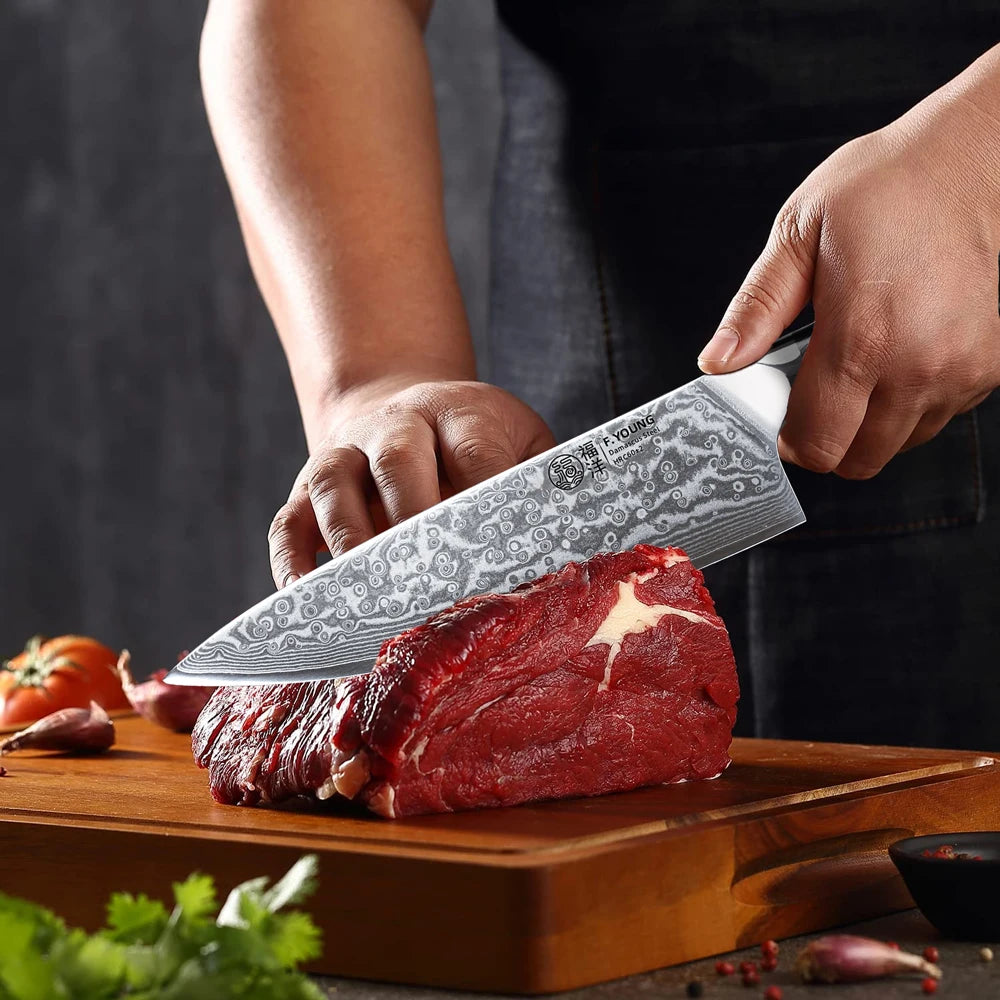 Couteau de Chef Japonais F.YOUNG tranchant une pièce de viande rouge sur planche en bois