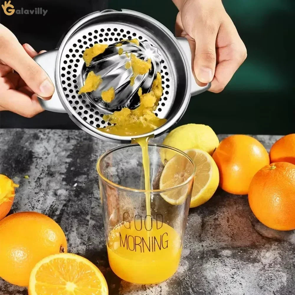 Presse-Agrumes Manuel & Mixeur à Fruits en action, pressant des oranges pour un jus frais.