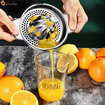 Presse-Agrumes Manuel & Mixeur à Fruits en action, pressant des oranges pour un jus frais.