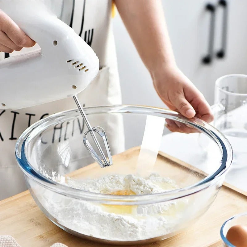 Grand bol en verre transparent utilisé pour préparer des ingrédients avec un batteur électrique en cuisine