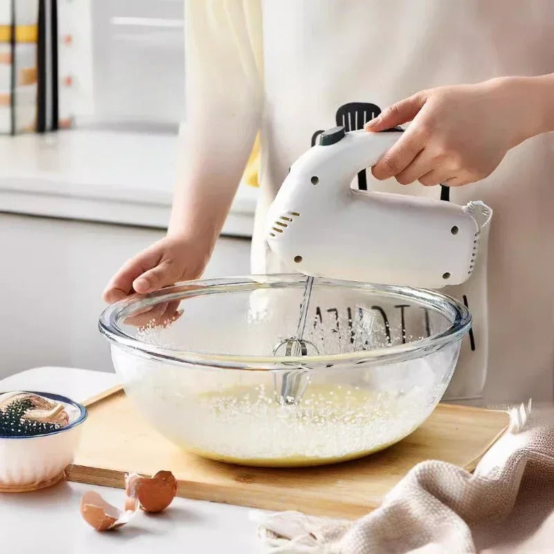 Grand bol en verre transparent, le compagnon idéal de toutes vos préparations culinaires avec un batteur électrique