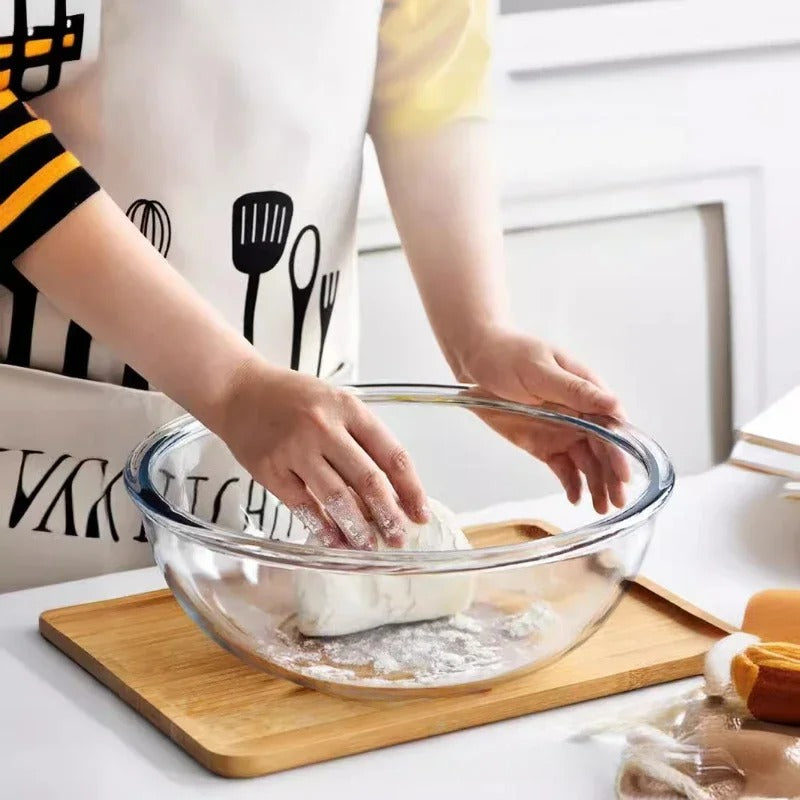 Grand bol en verre transparent, Le compagnon idéal de toutes vos préparations culinaires, avec des mains qui pétrissent la pâte.