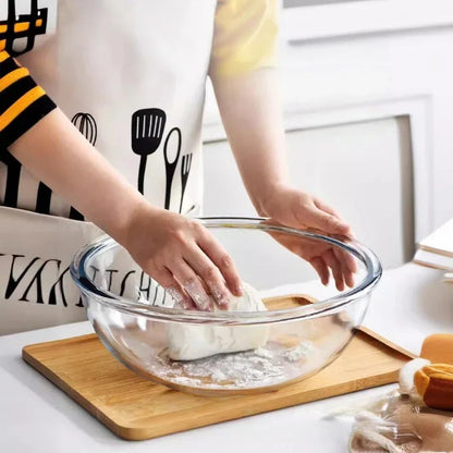 Grand bol en verre transparent, Le compagnon idéal de toutes vos préparations culinaires, avec des mains qui pétrissent la pâte.