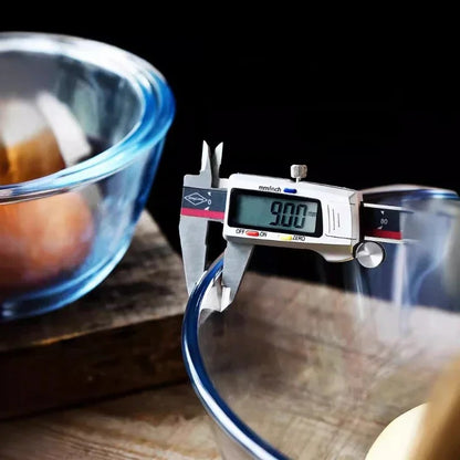 Grand bol en verre transparent avec unoutil de mesure à proximité pour la précision en cuisine