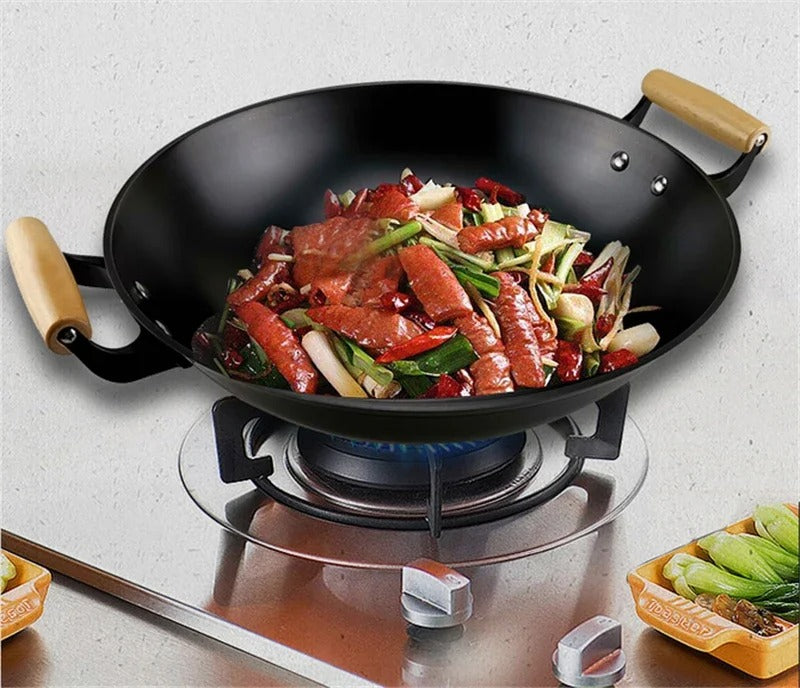 Grand Wok en Fonte 32 ou 36 cm Compatible Gaz et Induction avec légumes et viande mélangés
