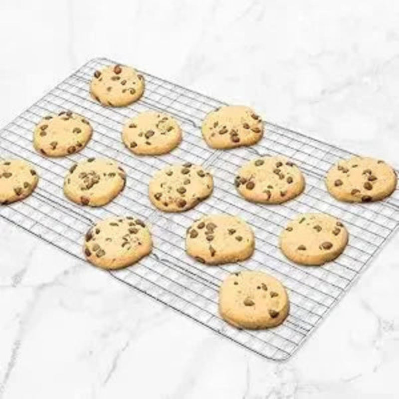 Grille Refroidissement Inox – Cuisson et Pâtisserie avec des cookies fraîchement cuits.
