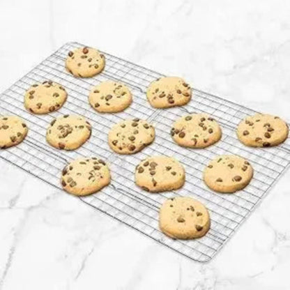 Grille Refroidissement Inox – Cuisson et Pâtisserie avec des cookies fraîchement cuits.