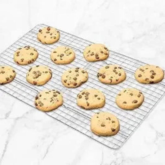 Grille Refroidissement Inox – Cuisson et Pâtisserie avec des cookies fraîchement cuits.