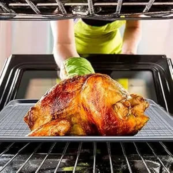 Grille Refroidissement Inox – Cuisson et Pâtisserie avec un poulet rôti sorti du four