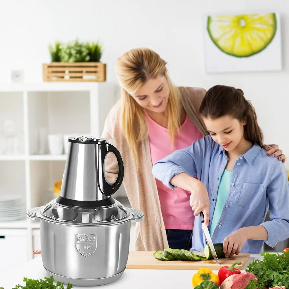 Hachoir Électrique 5L 500W Viande & Légumes utilisé par deux femmes en train de préparer des légumes
