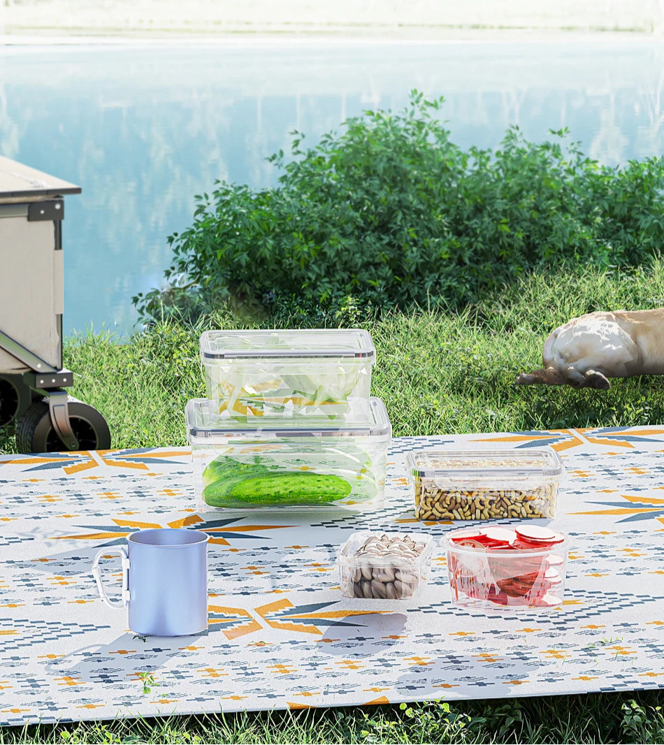 Boîtes Hermétiques HUTHIM – Lot de 16 Sans BPA boîtes transparentes empilables sur une nappe de pique-nique avec légumes et fruits