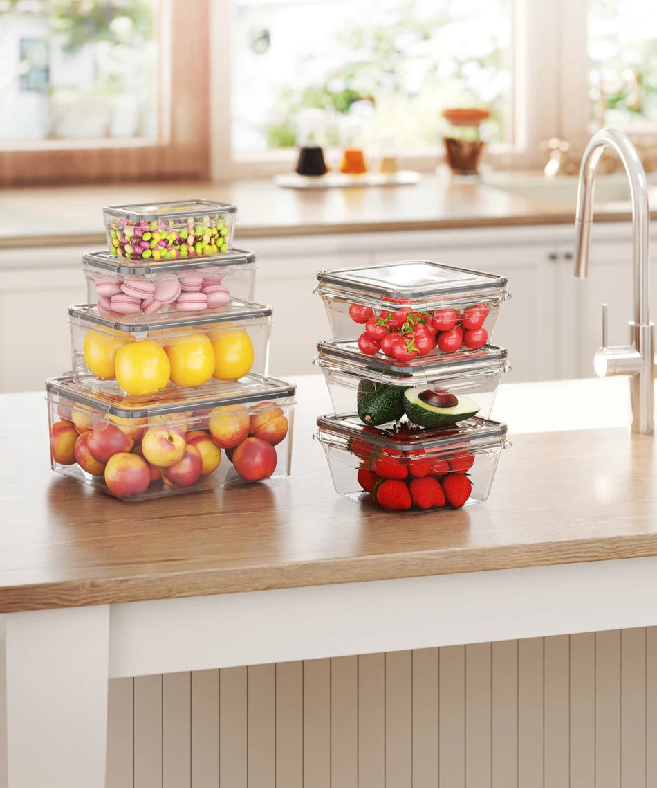 Set 13 Boîtes Conservation HUTHIM – Hermétiques & Empilables. Boîtes transparentes empilées sur un plan de travail avec fruits