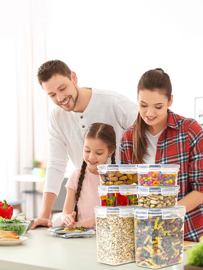 Famille dans cuisine avec boîtes alimentaires transparentes empilées Set Boîtes Conservation HUTHIM 16 pcs + Stylo & Étiquettes