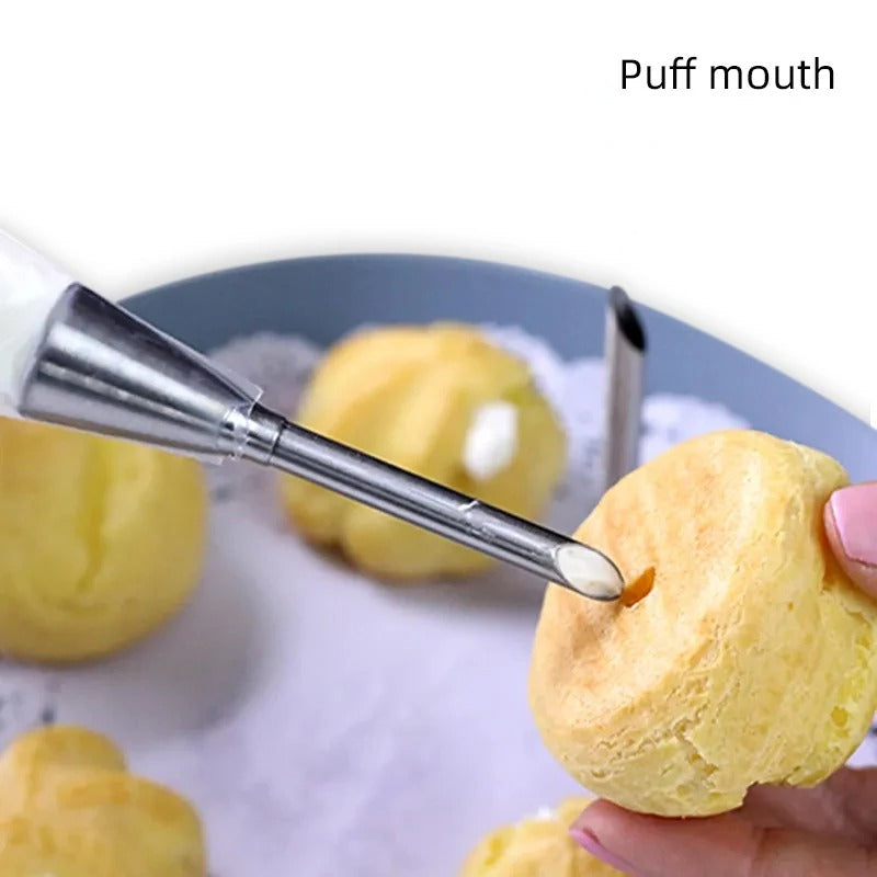 Douille à pâtisserie inox pour décoration cupcakes et gâteaux, utilisée pour créer des motifs sur une pâtisserie.