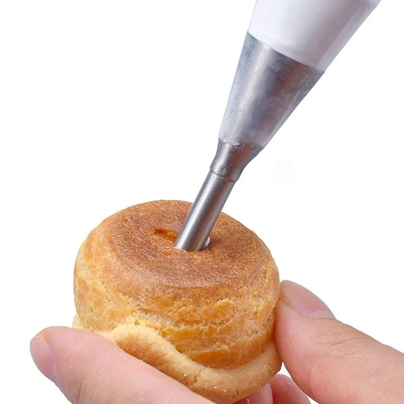 Douille à pâtisserie inox utilisée pour la décoration de cupcakes et gâteaux avec précision