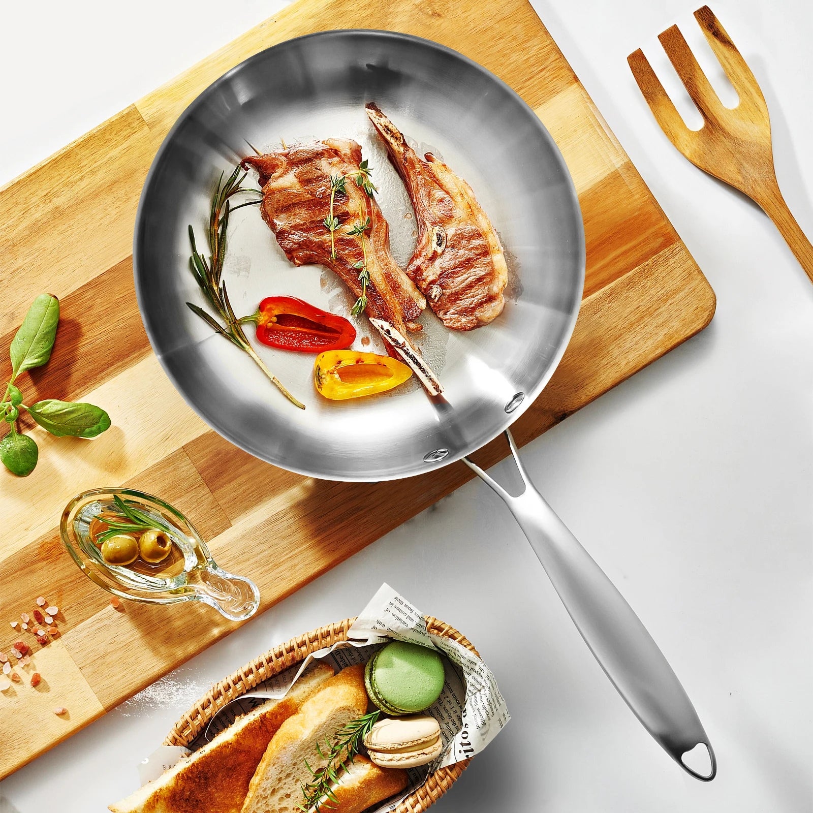 Wok Inox Antiadhésif 22-28 cm – Tous Feux et Polyvalent avec des côtelettes de viande grillées et des légumes frais