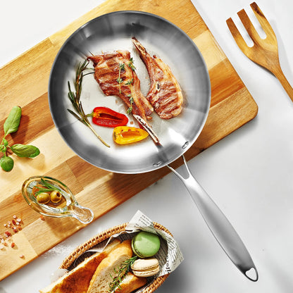 Wok Inox Antiadhésif 22-28 cm – Tous Feux et Polyvalent avec des côtelettes de viande grillées et des légumes frais