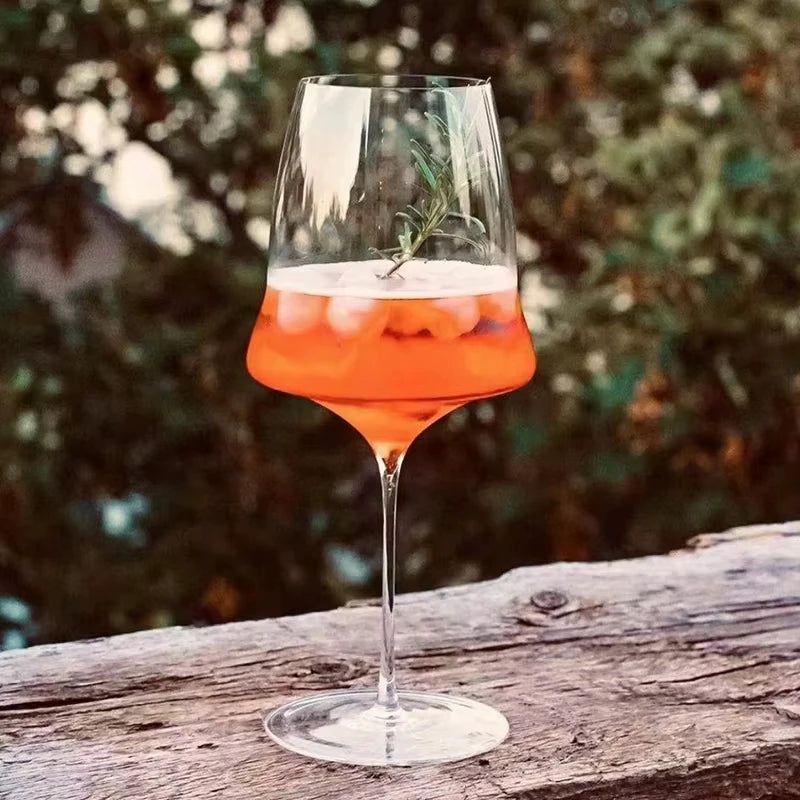 Verres à Vin & Champagne JIUAN – Cristal 400-760 ml avec une boisson colorée et garniture en herbes