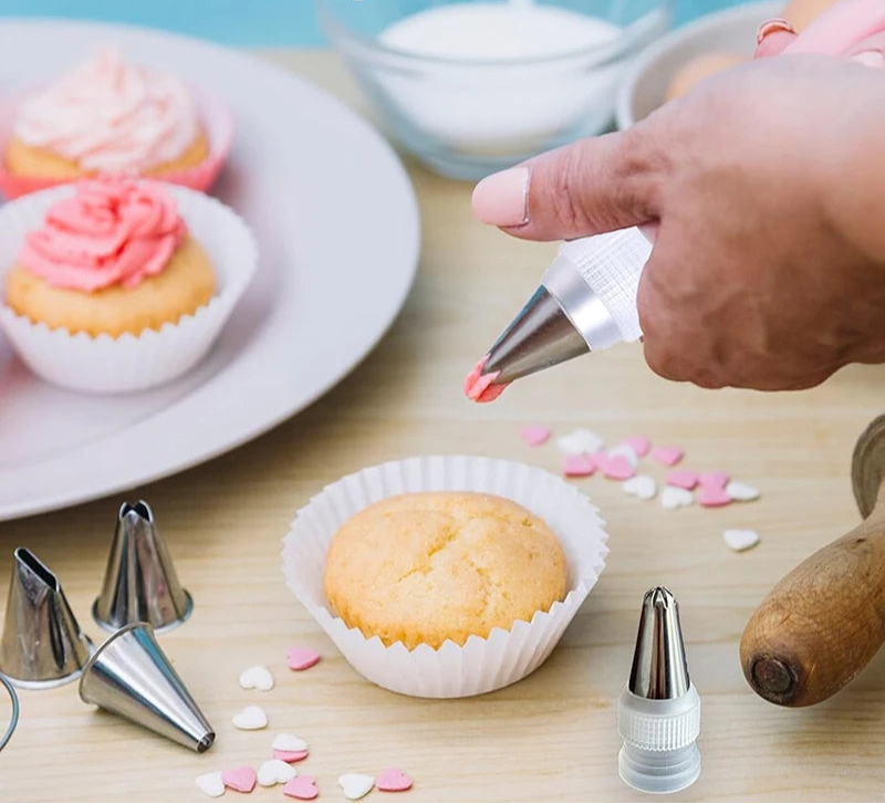 Kit Douilles Pâtisserie Inox + Adaptateur – 5 à 20 pcs utilisé pour décorer des cupcakes avec glaçage rose