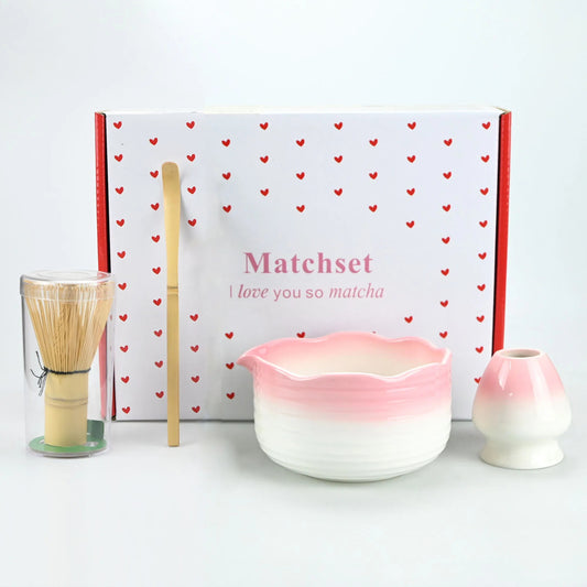 Kit Matcha Traditionnel – Chawan, Chasen, Chashaku & Support présenté dans un emballage coloré
