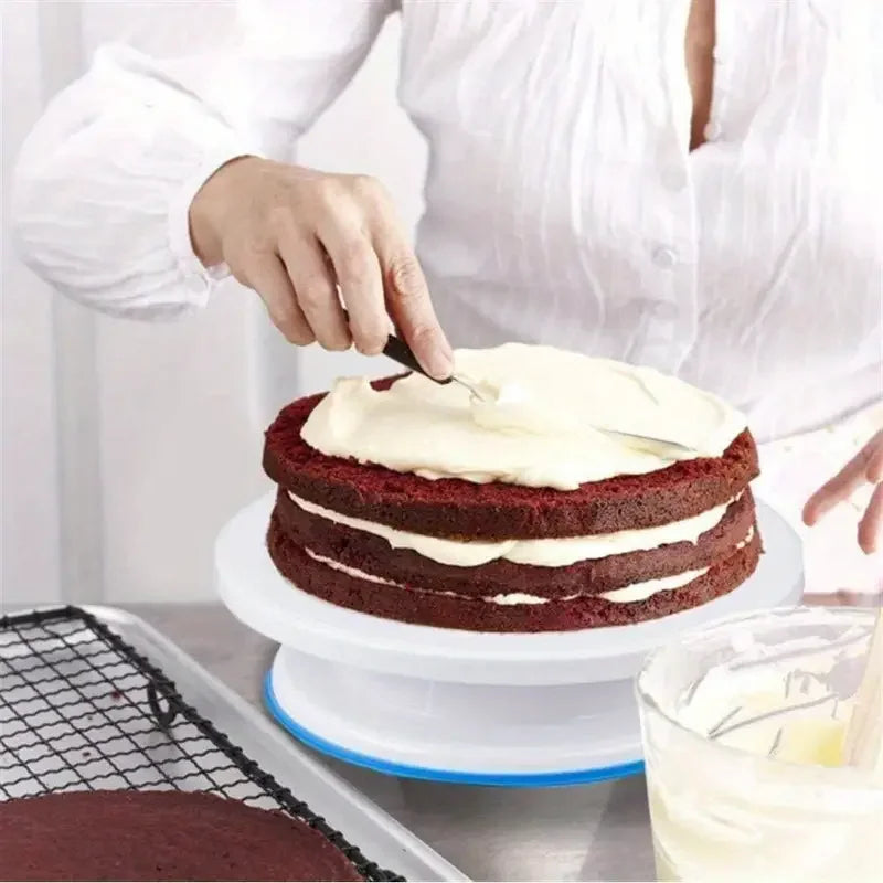 Kit plateau tournant et outils déco gâteaux complet avec personne appliquant glaçage sur gâteau au chocolat