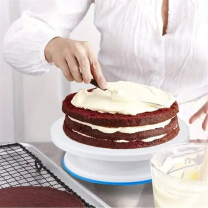 Kit plateau tournant et outils déco gâteaux complet avec personne appliquant glaçage sur gâteau au chocolat