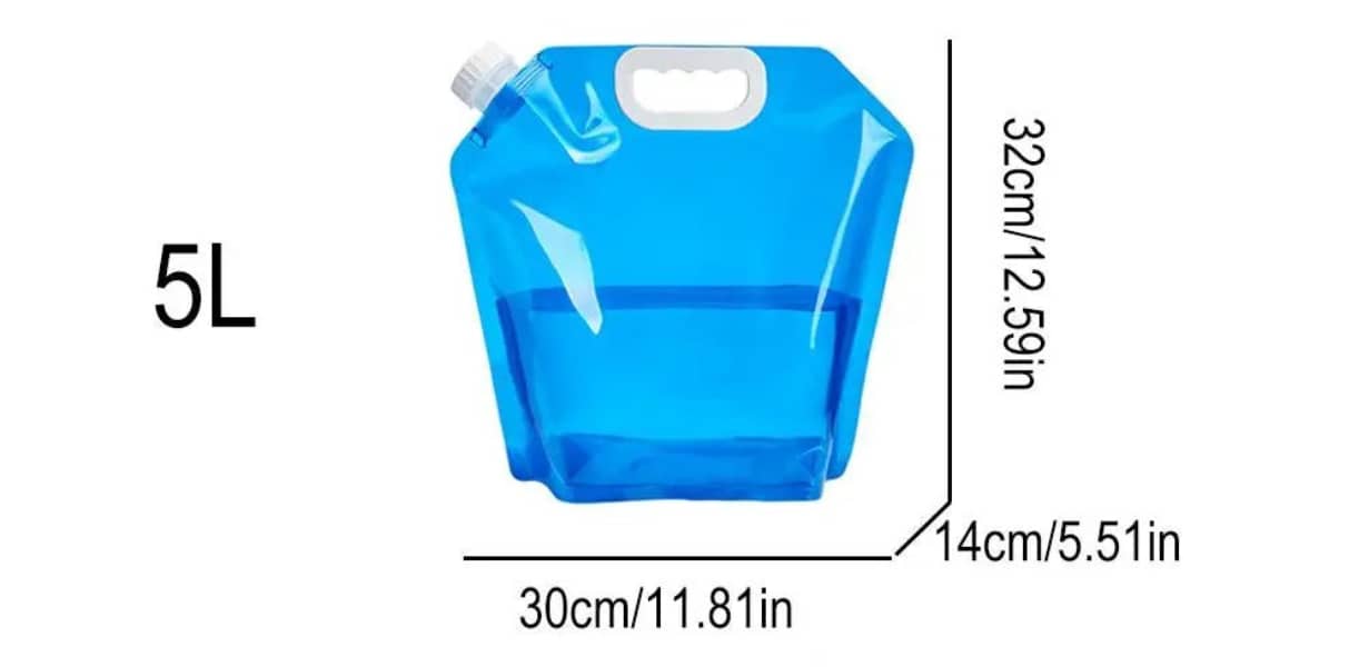 Bidon d'eau bleu de 5L avec dimensions de 32cm x 30cm, idéal pour le kit Survie Solo 72h – Kit complet Guide PDF offert