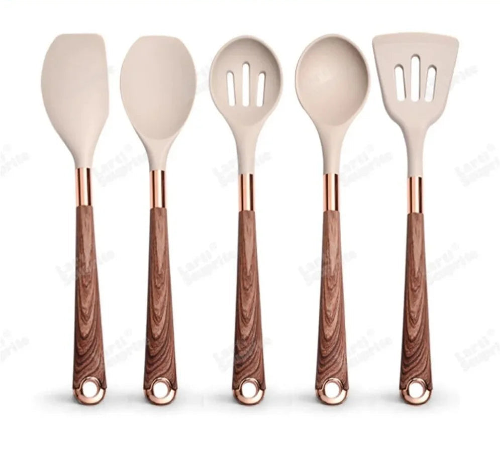 Ustensiles Silicone Rose Gold LARTI SCUPRITE – Set Cuisine cinq ustensiles en silicone rose gold avec manches effet bois