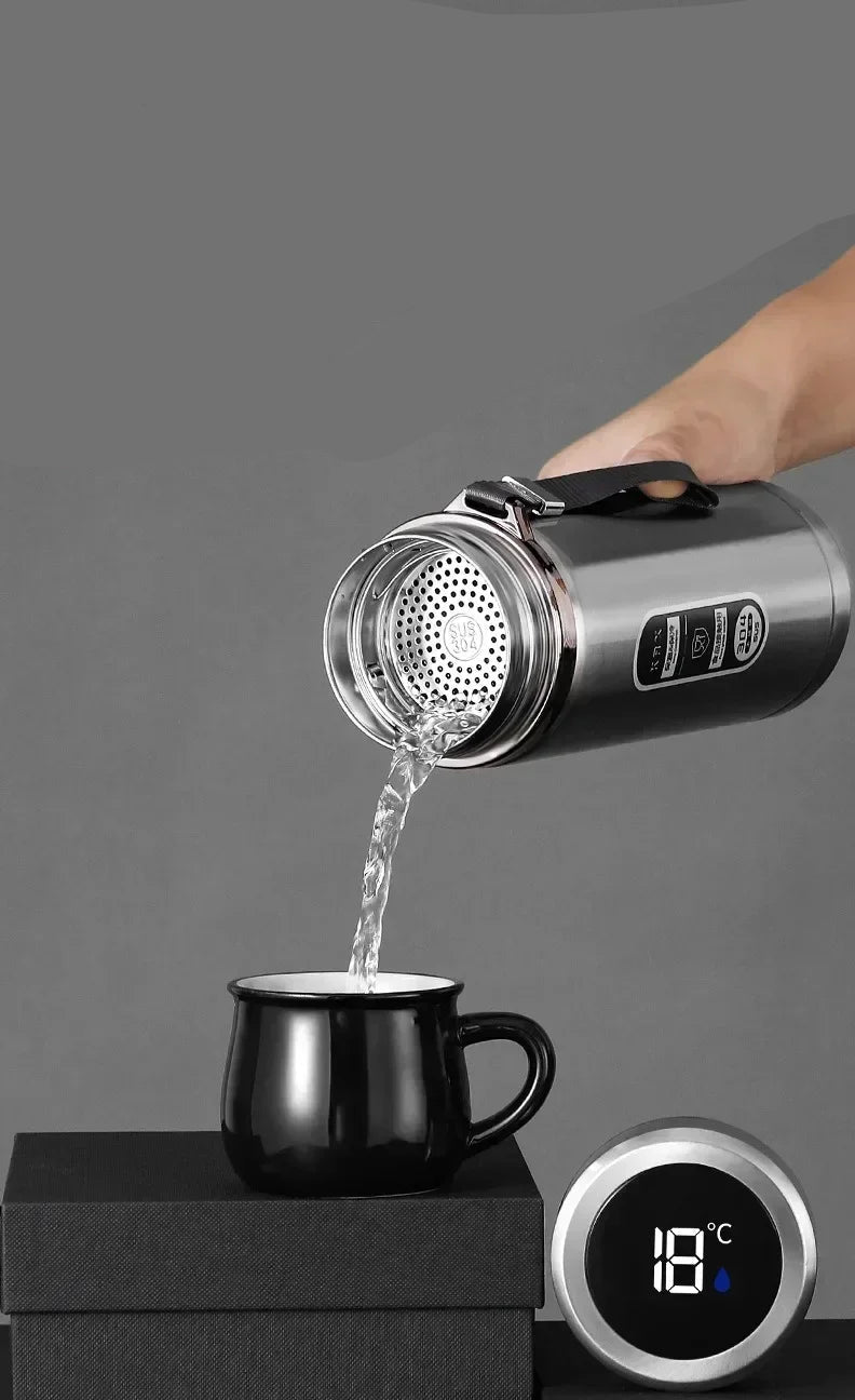 Thermos LED inox 500 ml à 1 L – Boissons chaudes & froides. Verse de l'eau dans une tasse noire et affiche 18°C