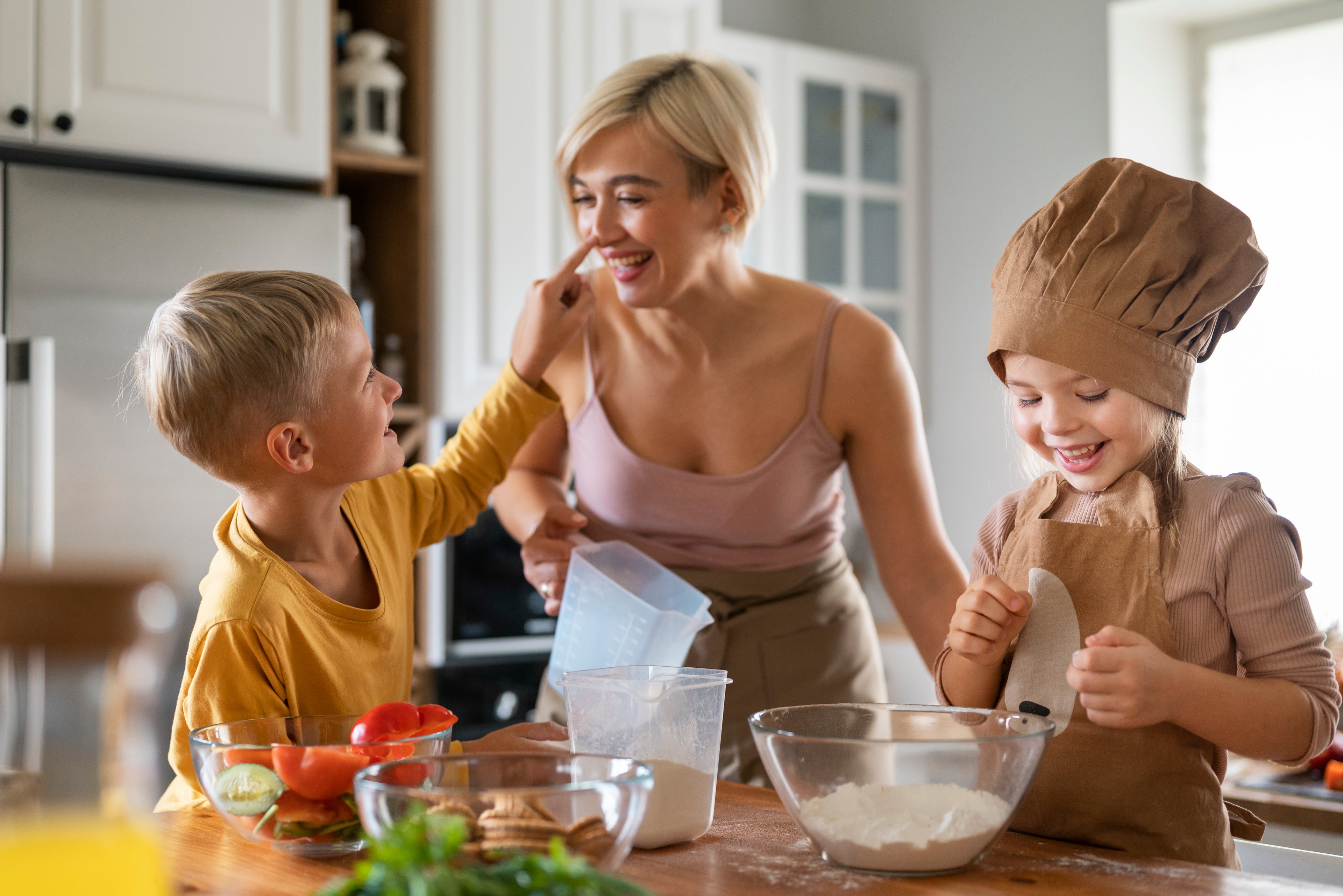 les-enfants-s-amusent-a-cuisiner-a-la-maison
