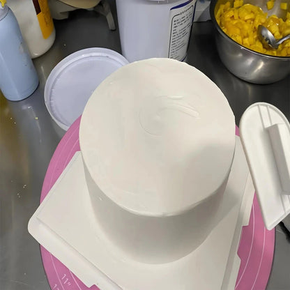 Lisseur à Fondant pour Gâteau – Outil de Lissage utilisé sur un gâteau recouvert de fondant blanc