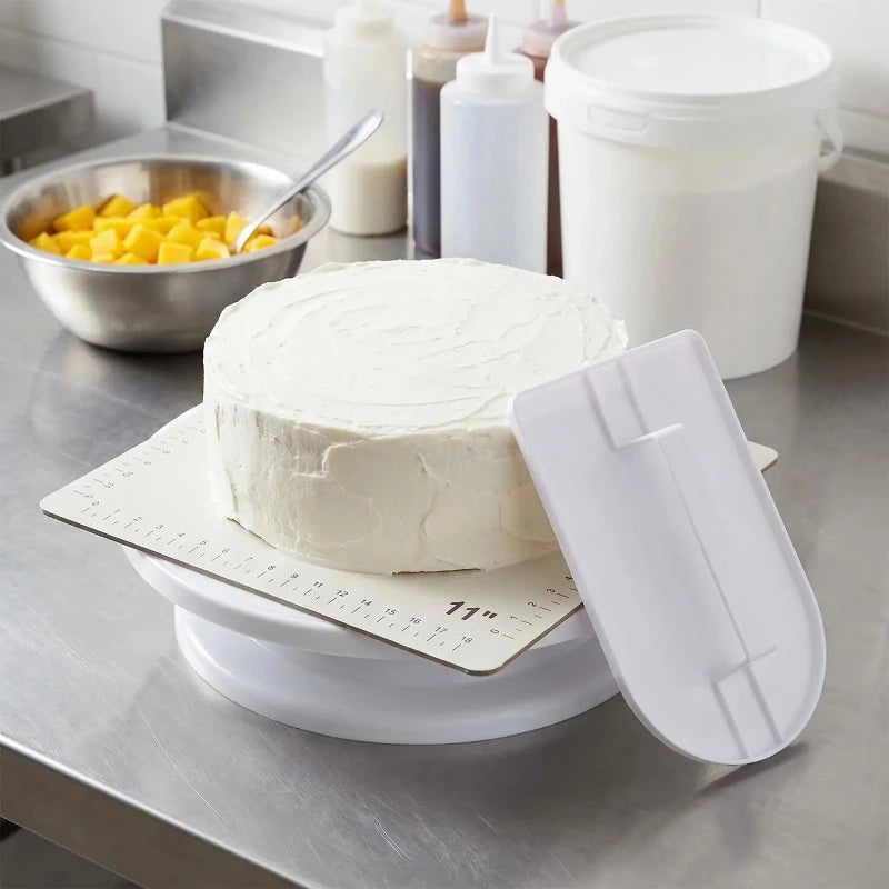 Lisseur à Fondant pour Gâteau – Outil de Lissage utilisé sur un gâteau recouvert de crème au beurre en cuisine