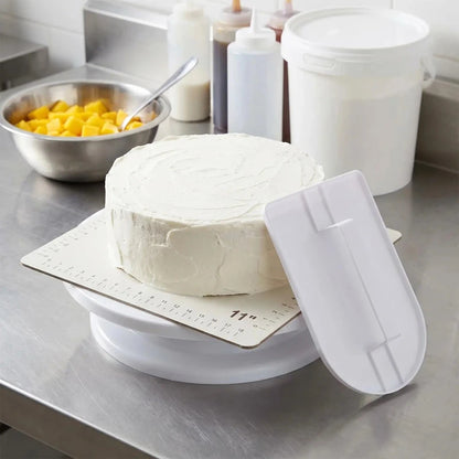 Lisseur à Fondant pour Gâteau – Outil de Lissage utilisé sur un gâteau recouvert de crème au beurre en cuisine