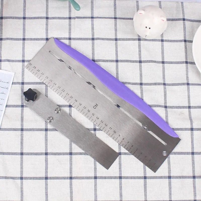 Lisseur à Gâteau Réglable en Inox avec une règle intégrée pour un pâtisserie précise