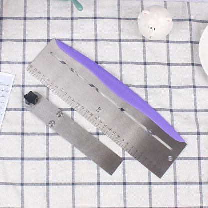 Lisseur à Gâteau Réglable en Inox avec une règle intégrée pour un pâtisserie précise