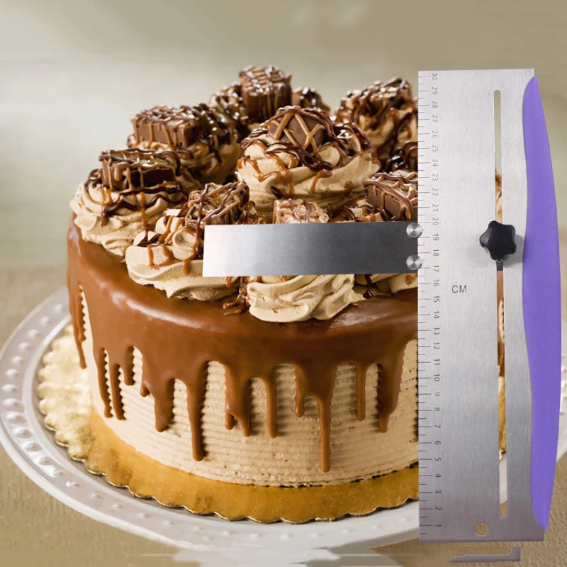 Lisseur à Gâteau Réglable en Inox utilisé pour créer des finitions lisses sur un gâteau en chocolat décoré