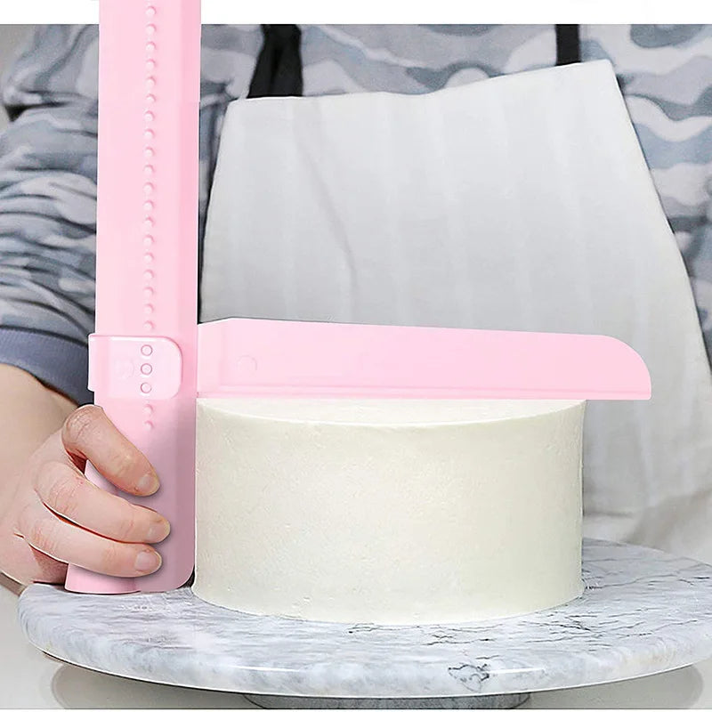 Lisseur à Gâteau Réglable en Plastique en rose pour une finition parfaite des gâteaux