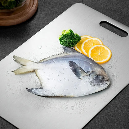 Lot de 3 planches à découper en acier inoxydable avec poisson et garniture sur une surface élégante