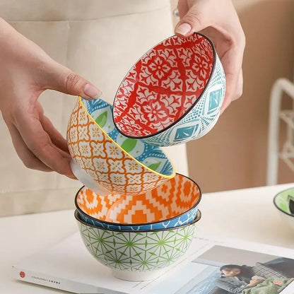 Lot de 4 Bols en Céramique Colorés empilés avec motifs vibrants pour un décor de table élégant
