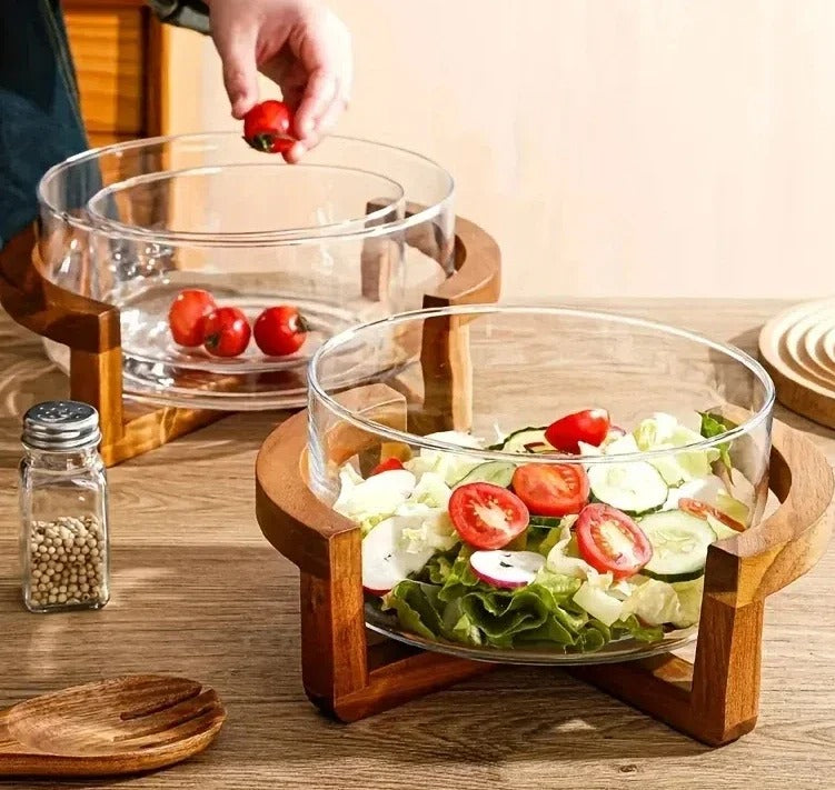 Bol à Salade en Verre avec Base en Bois Élégante rempli de légumes frais sur une table en bois