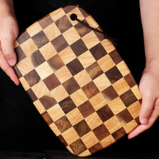 Planche à découper damier en bois d'acacia massif avec une finition lisse et des poignées pratiques