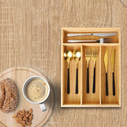 Organisateur de Couverts pour Tiroir en Bambou avec des couverts dorés et un design élégant sur fond en bois