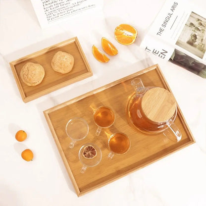 Plateau en Bambou avec Poignées Service Bois présentant une carafe de thé et des biscuits sur une table marbrée