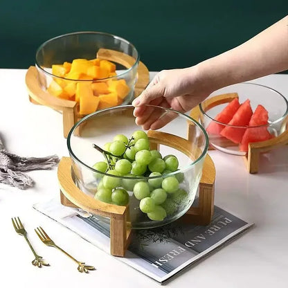 Bol à Salade en Verre avec Base en Bois Élégante pour servir des fruits frais dans une cuisine moderne