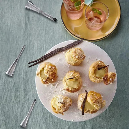 Douille à Garnir en Inox pour Choux et Éclairs avec des choux et éclairs sur assiette blanche