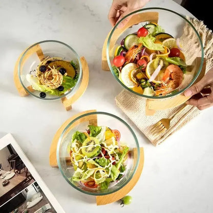 Bol à Salade en Verre avec Base en Bois Élégante et Salade Colorée dans un Cadre Moderne