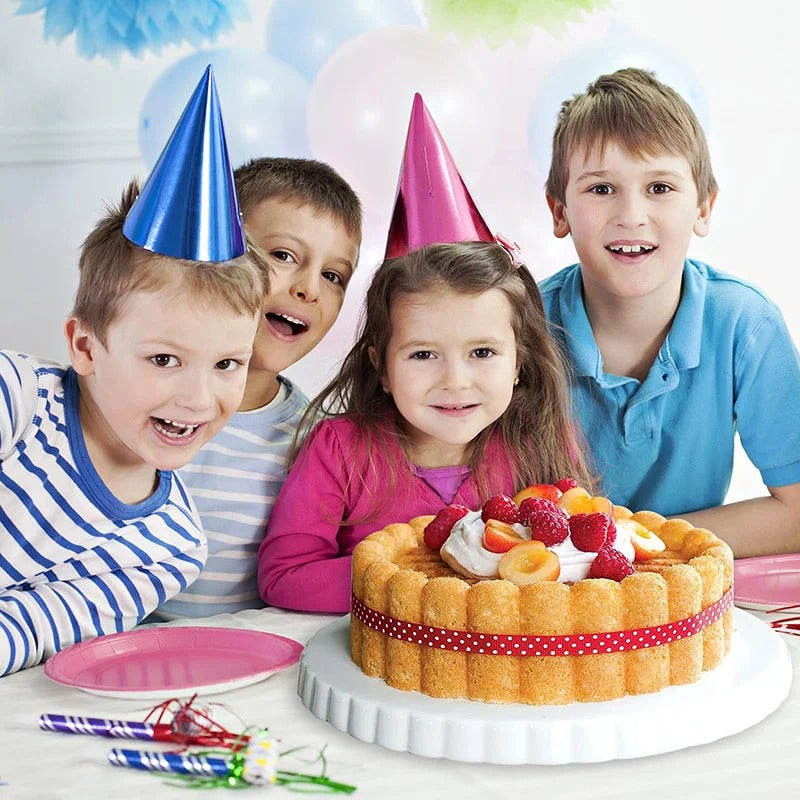 Enfants souriants avec un gâteau décoré dans un Moule à Charlotte en Silicone 26 cm – Rose pour une fête d'anniversaire